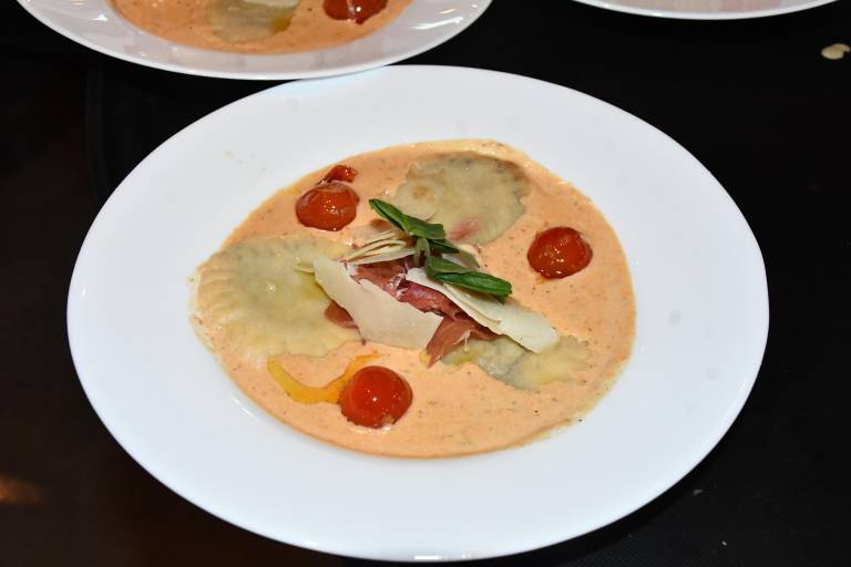 Disfrutan clientes y amigos de ‘La Dolce Villa’ con el chef Ignacio Osuna