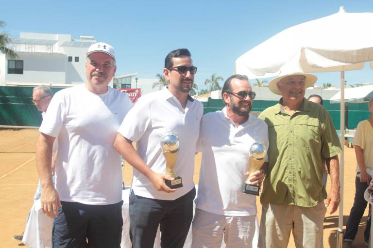 Reciben sus trofeos los campeones del Torneo de Tenis Nancy Grimes