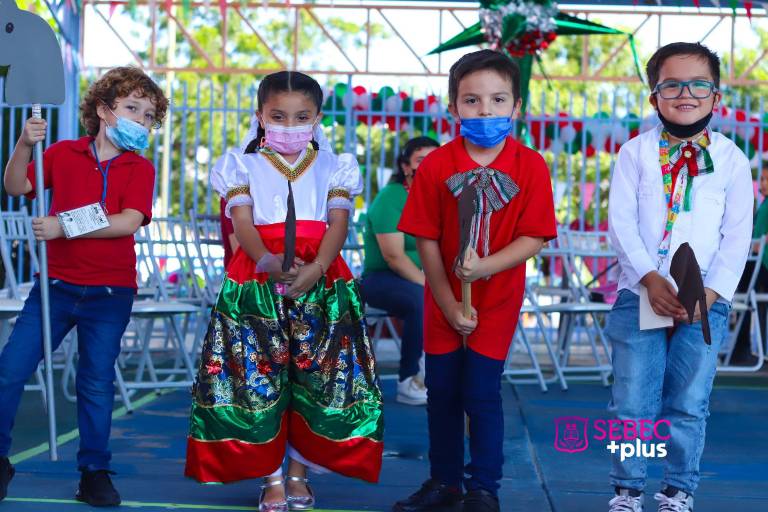 Gritan ¡Viva México! en el Colegio Sebec