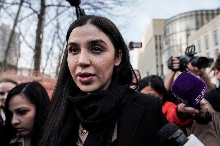 Jueza ordena que Emma Coronel siga detenida y advierte que enfrentaría hasta cadena perpetua