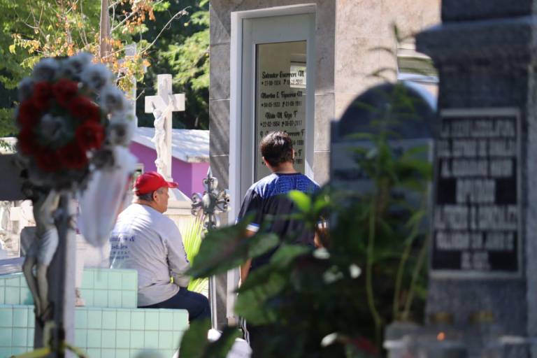 Honran culichis a sus seres queridos en visitas tempranas, con panteón bajo resguardo