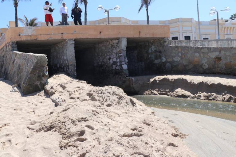 Atienden desazolve de dren en Centro Histórico de Mazatlán