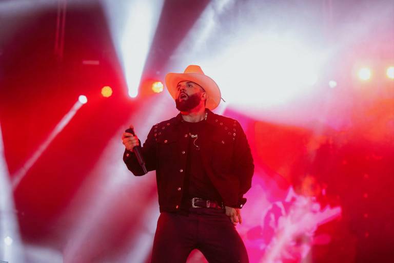 Arma la fiesta Carin León a ritmo de la tambora