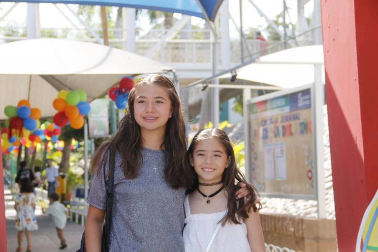 Ríen, juegan y bailan niños del Senda en su día