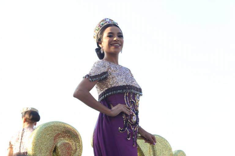 Mazatlecos y turistas disfrutan del primer desfile del Carnaval