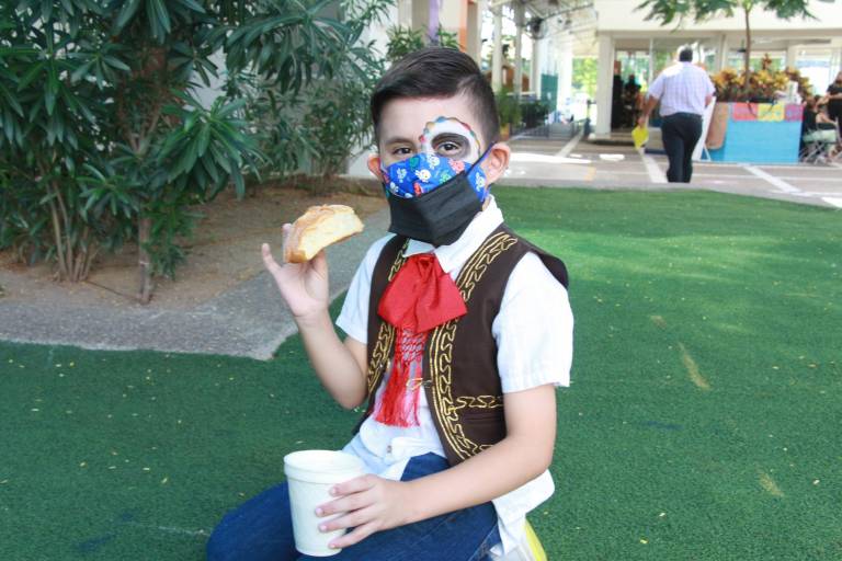 Recuerdan a los fieles difuntos en la Escuela Activa Integral