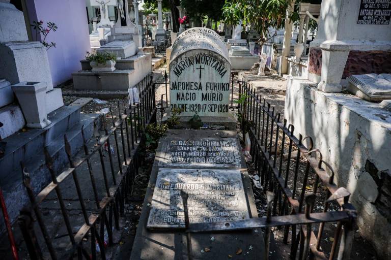 La cripta familiar Moriyama yace solitaria y ajena en la calzada principal del panteón, ajada por el tiempo y el olvido.