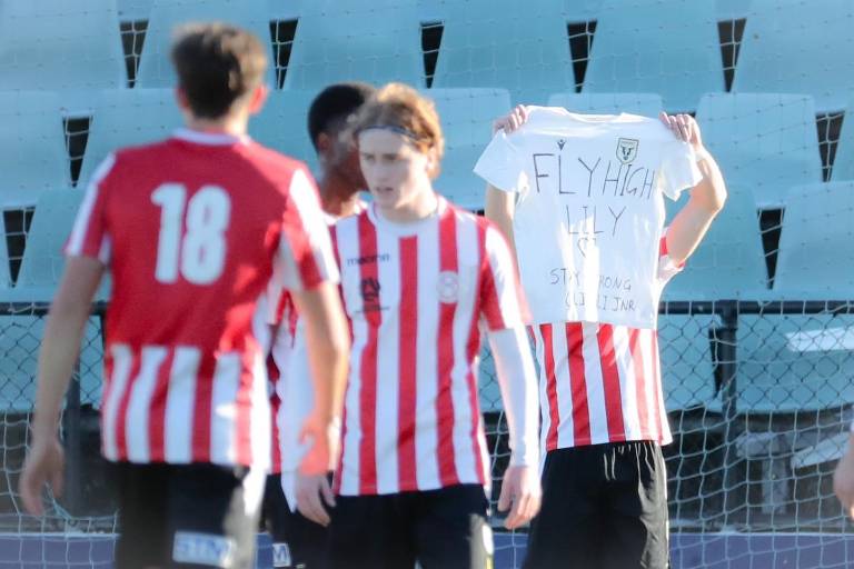 Jugador del Macarthur FC dedica emotivo gol a Ulises Dávila por muerte de su esposa