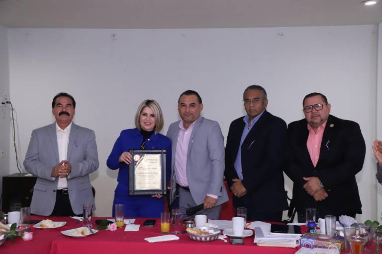 Comparte experiencia como funcionaria ante abogados