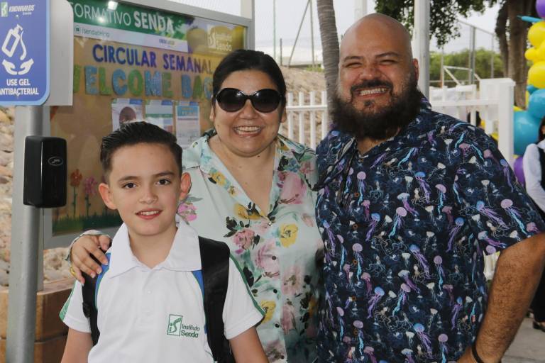 Disfrutan estudiantes del Instituto Senda un feliz regreso a clases