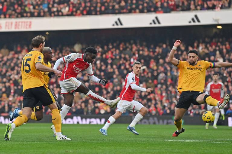 Arsenal vence a los Wolves y se afianza en la cima