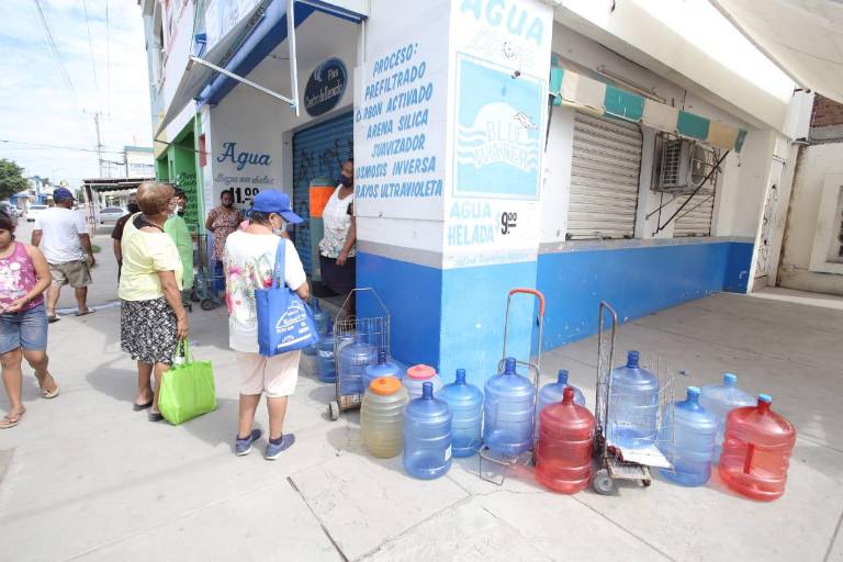 Mazatlecos saturan las purificadoras ante el temor de no encontrar agua para beber