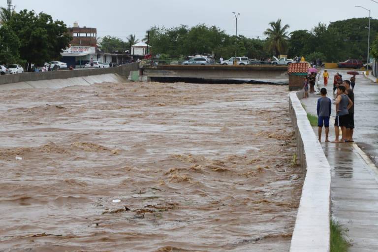 ‘Nora’ se degrada a tormenta tropical, pero sigue castigando con lluvias a Mazatlán