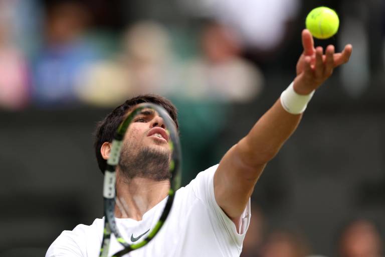 Alcaraz avanza a lo grande en la semifinal de Wimbledon