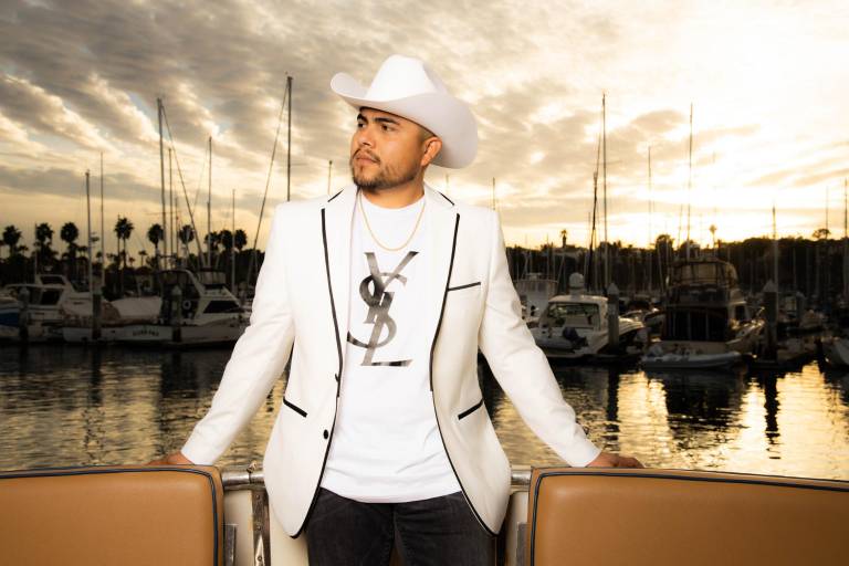 Debuta Al3gandro Rivera como solista en el regional mexicano