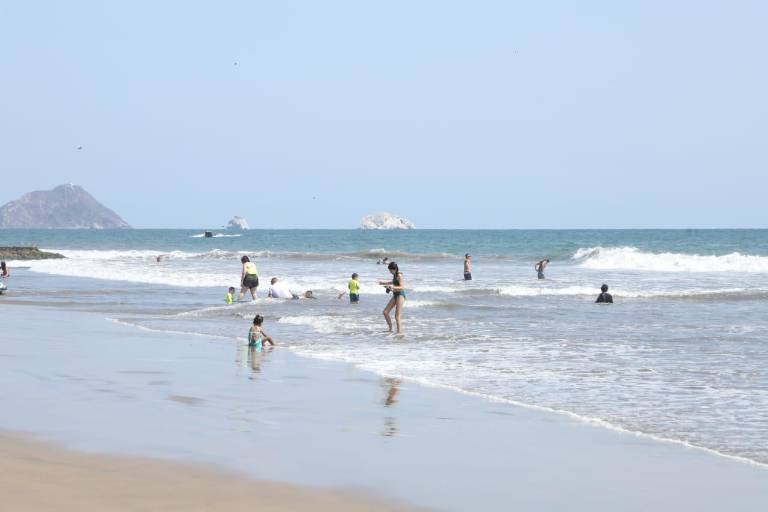 Atienden a 4 bañistas por contacto con quemadores; continúa el mar de fondo en playas de Mazatlán
