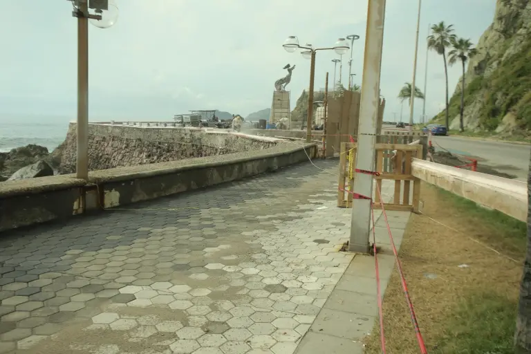 En el malecón de Mazatlán, cerca del monumento a la Mujer Mazatleca, se registró un nuevo socavón.