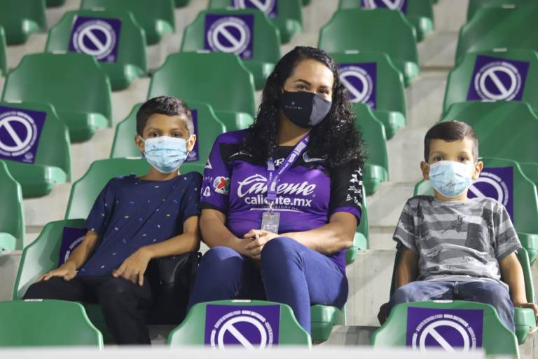 Aficionados al balompié disfrutan del encuentro entre Mazatlán y Querétaro