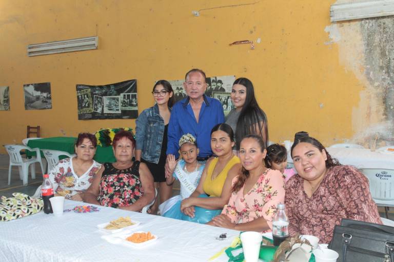 Club 30-60-90 corona a su Reina Infantil, Romina Rivera Furichi