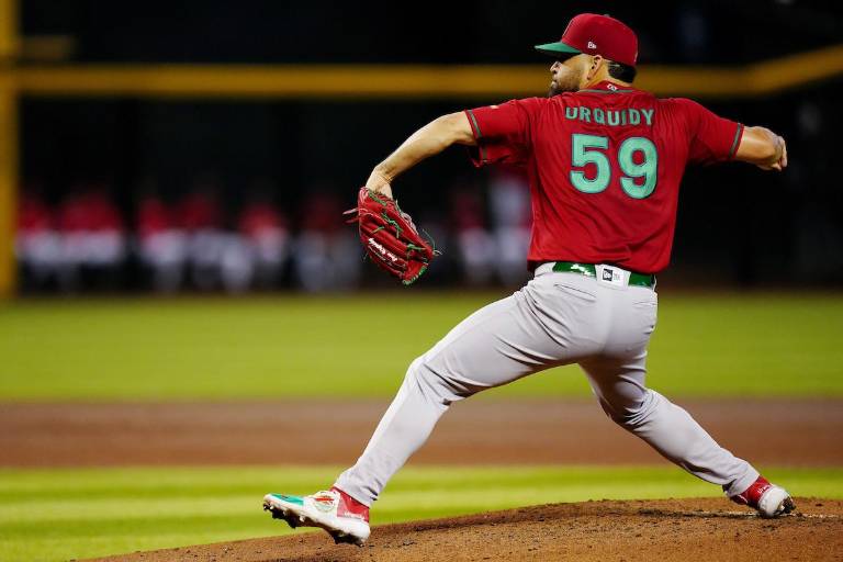 José Urquidy logra contener a Canadá tras complicada labor