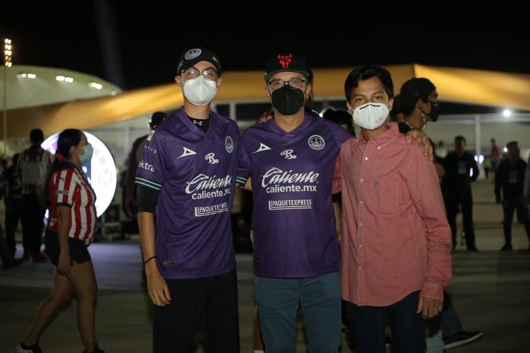 Disfrutan porteños del encuentro de Mazatlán FC y Chivas en el Kraken