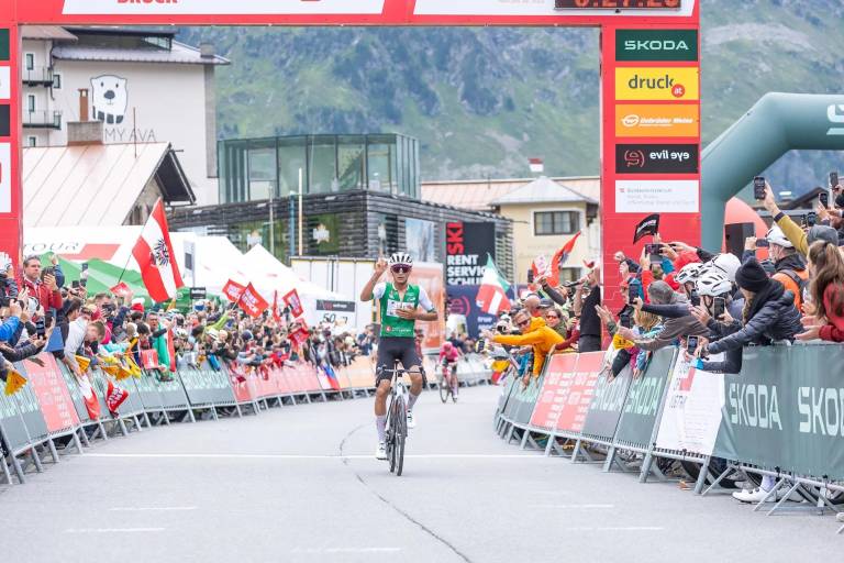 Isaac del Toro se viste de líder tras conquistar la etapa reina del Tour de Austria