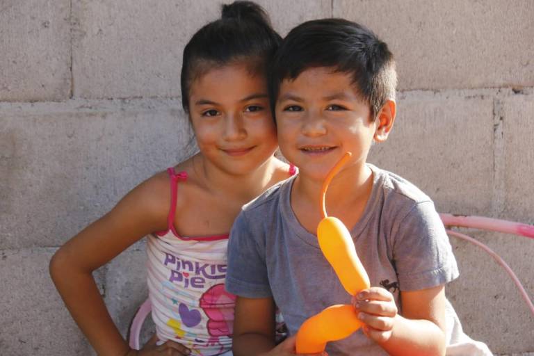 #SÉUNREYMAGO | Hermanos Soto Figueroa esperan carritos y una muñeca