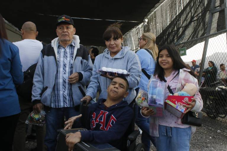 Reciben músicos, meseros y eventistas de Culiacán despensas y juguetes