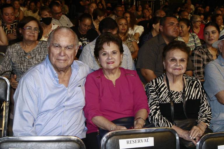Cantan y bailan culiacanenses junto a Eugenia León y la OSSLA