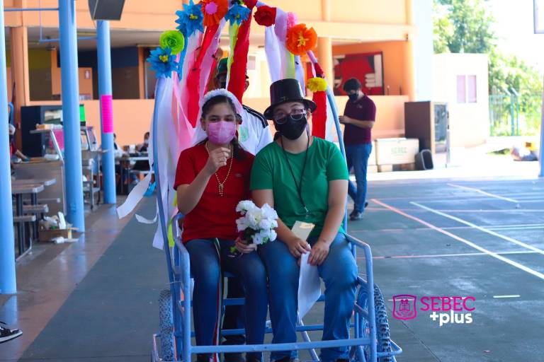 Gritan ¡Viva México! en el Colegio Sebec