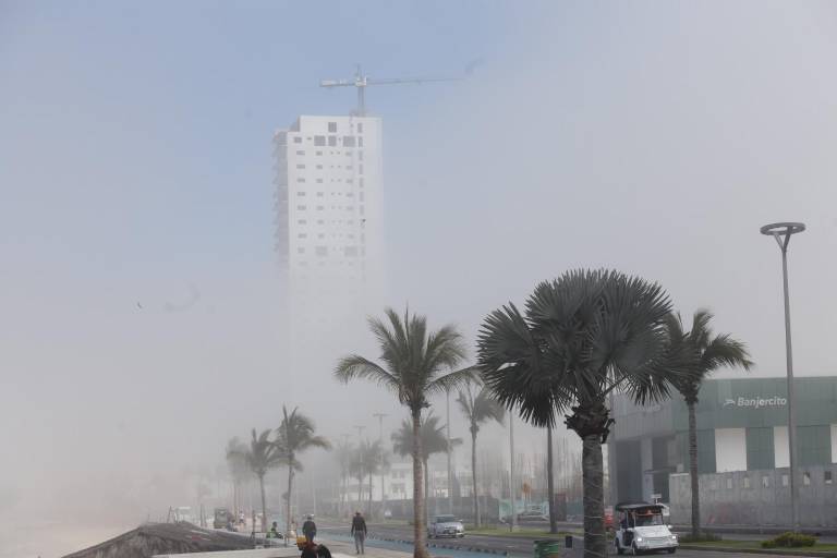 ‘Desaparecen’ zonas de Mazatlán por la neblina