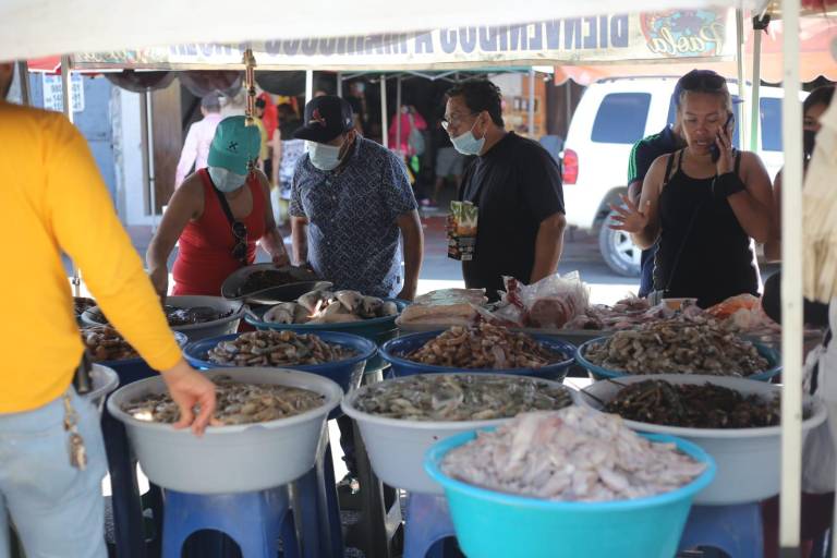 Expendedores de mariscos reportan buenas ventas en los últimos días en Mazatlán