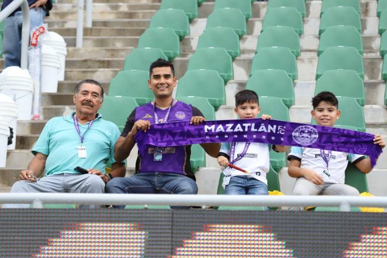Aficionados al balompié disfrutan del encuentro entre Mazatlán FC y Águilas del América