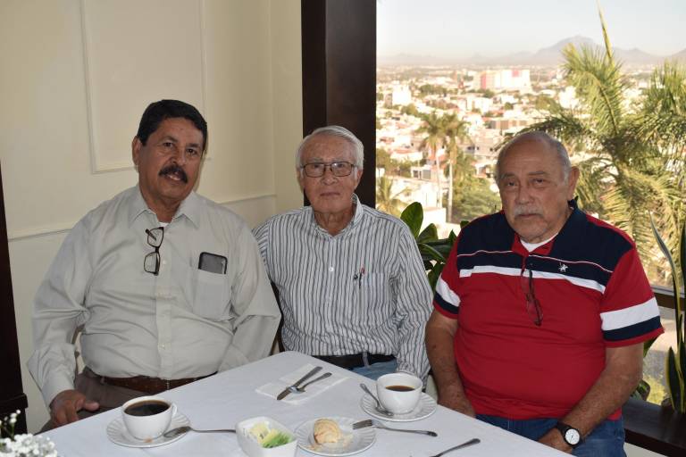 Disfrutan reencuentro ex alumnos de la Prevocacional