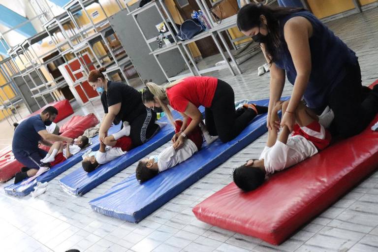 Alumnos de preescolar del ICO conviven con sus papás jugando