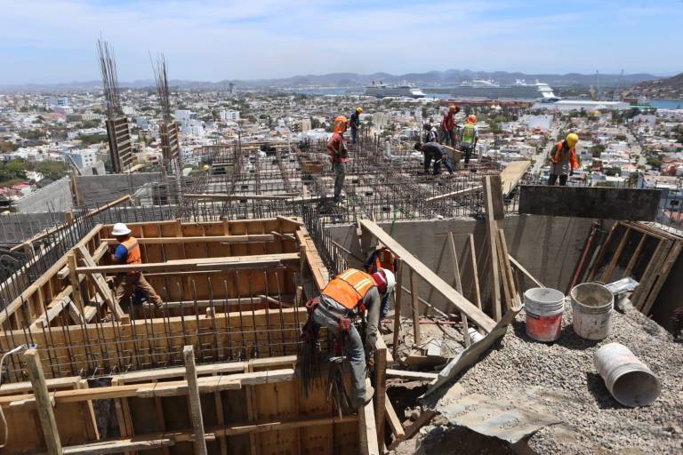 Colonos del Cerro del Vigía detallan irregularidades en construcción de edificio de 9 niveles
