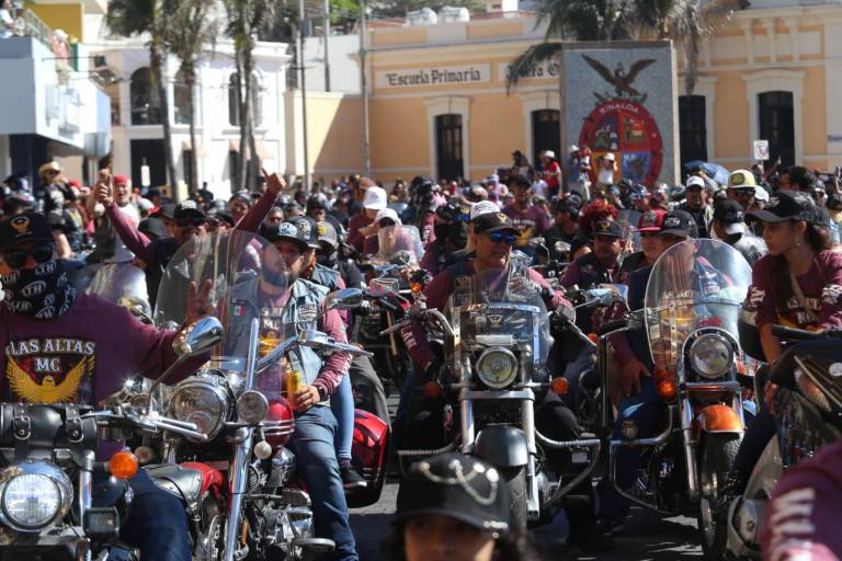 Vibran las motos en desfile por el malecón de Mazatlán