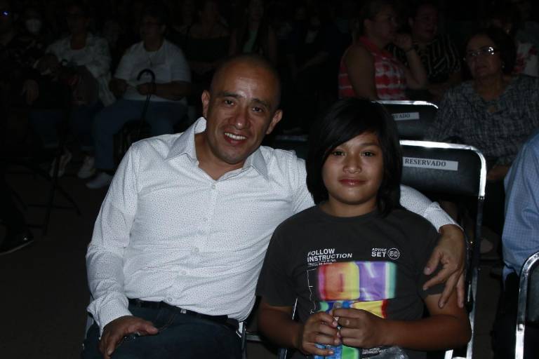 Cantan y bailan culiacanenses junto a Eugenia León y la OSSLA