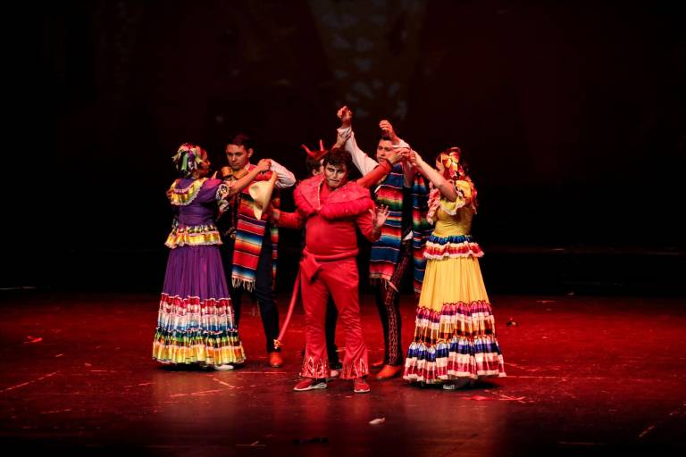 Recrea la Compañía Folclórica las fiestas decembrinas en México