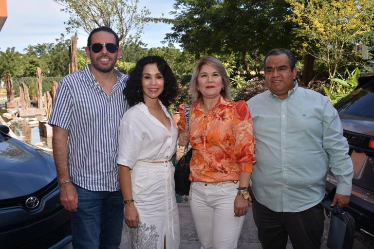 Celebran clientes y amigos el primer aniversario de Humaya Restaurante