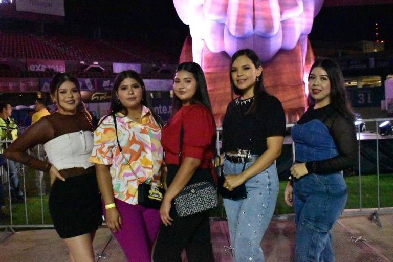 Disfrutan culiacanenses el espectáculo de Carin León en el Estadio de Los Tomateros