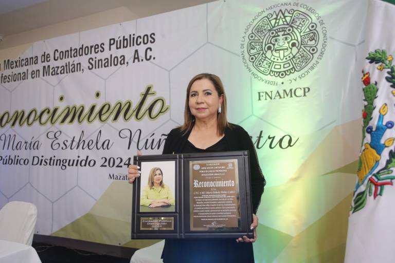 María Esthela Núñez recibe el galardón como Contador Público Distinguido 2024