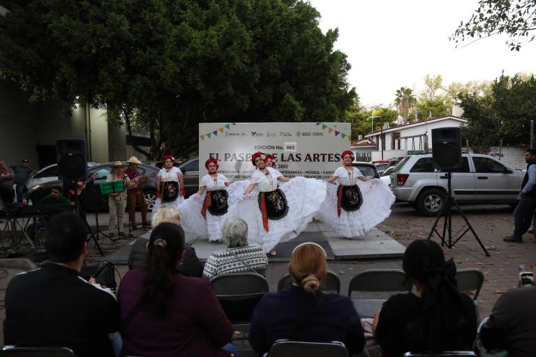 Disfrutan huapangos y danzas africanas en el Paseo de las Artes