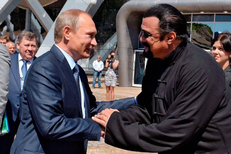 Firma Putin decreto para honrar a Steven Seagal