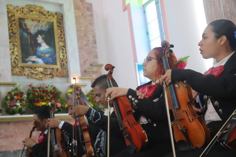 Ni el agua los detuvo; en Mazatlán le cantan a Santa Cecilia en su día
