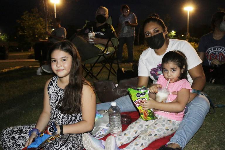 Disfrutan noche de cine en el Museo Materia