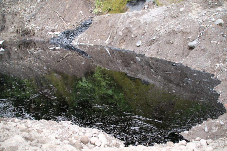 $!La empresa Welding, contratista de OCP Ecuador, capturó el petróleo en 7 «piscinas» para evitar que el petróleo avanzara hacia los cauces de los ríos. Las excavaciones contuvieron el crudo hasta que camiones vacumm llegaran al lugar y succionaran el material para transportarlo en tanquero hacia la estación Amazonas, ubicada en la ciudad de Lago Agrio.
