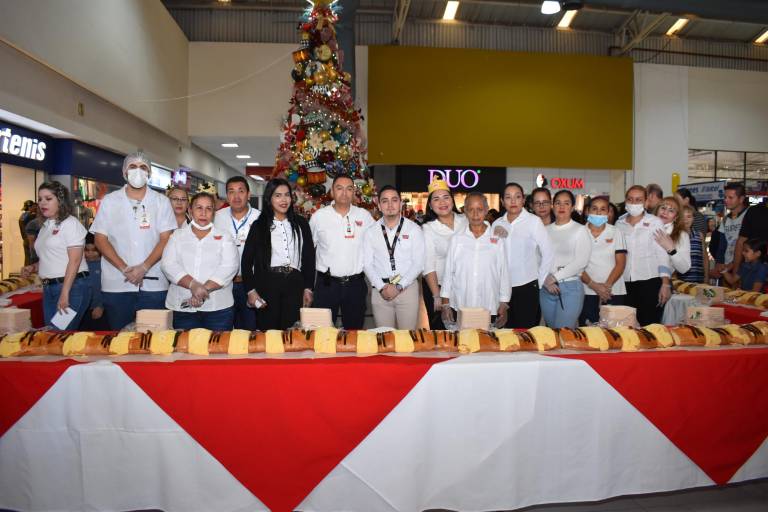 Degustan clientes de Grupo Ley su tradicional Rosca de Reyes