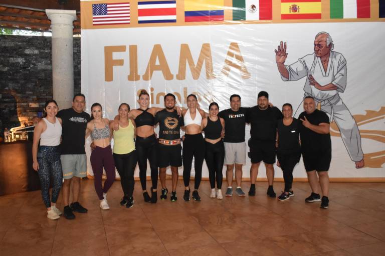 Disfrutan miembros de Ludus Magnus y FIAMA de una sesión de acondicionamiento masivo