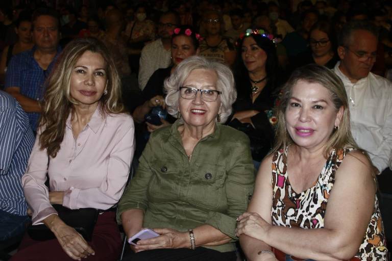 Cantan y bailan culiacanenses junto a Eugenia León y la OSSLA